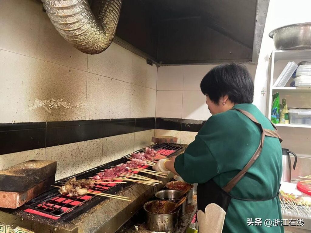 南京一小区有人高空扔冰箱