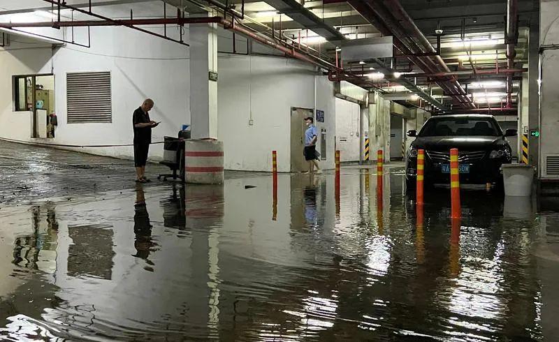 广东韶关暴雨：车辆涉水如行船