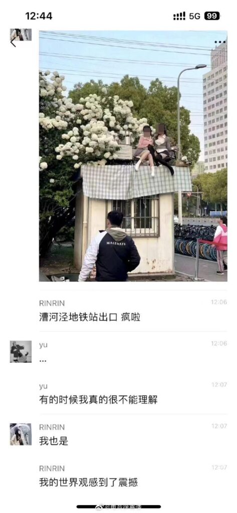 女生为拍网红照爬到核酸屋顶