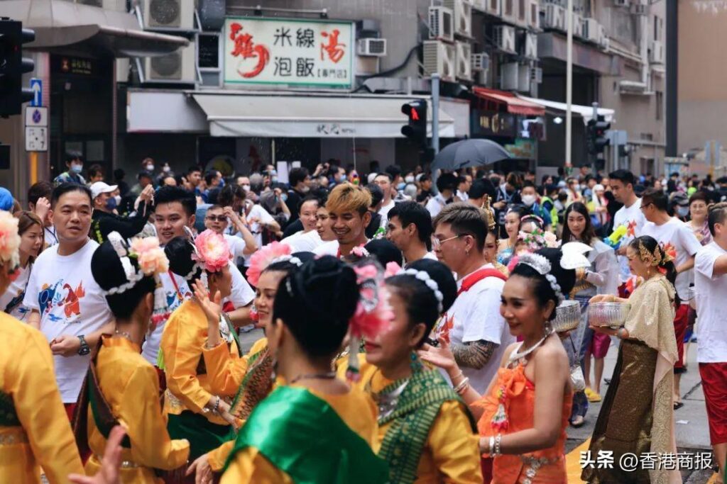 “泼水节被撕扯雨衣”女生：很崩溃