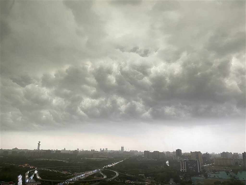 密集落下！实拍北京多地突降冰雹