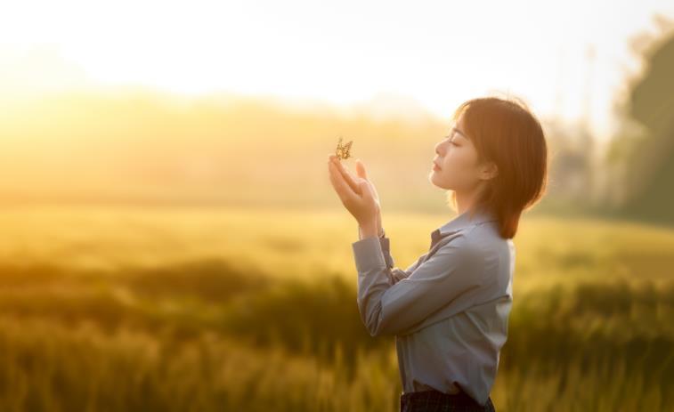 一个女人过得好不好_都在朋友圈里