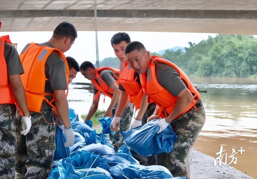 广东英德多地强降雨 局地民房被淹