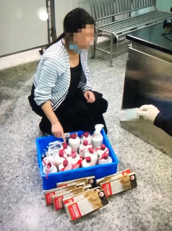 女子腿绑14瓶茅台酒入境被查