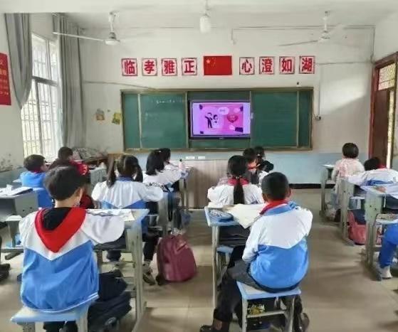 江西小学生课堂观看零彩礼宣传片