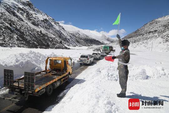 行车记录仪拍下川藏线雪崩画面