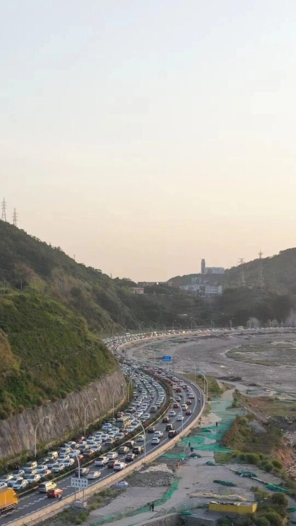 女子五一旅游吐槽导航堵紫了