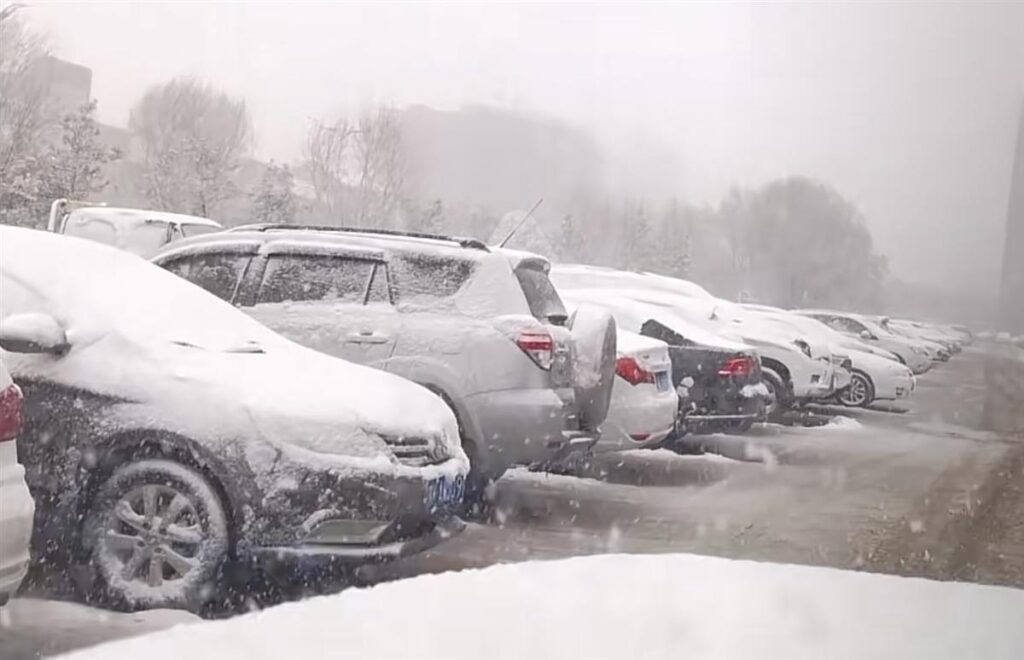 4月降雪内蒙古居民换掉短袖穿羽绒服