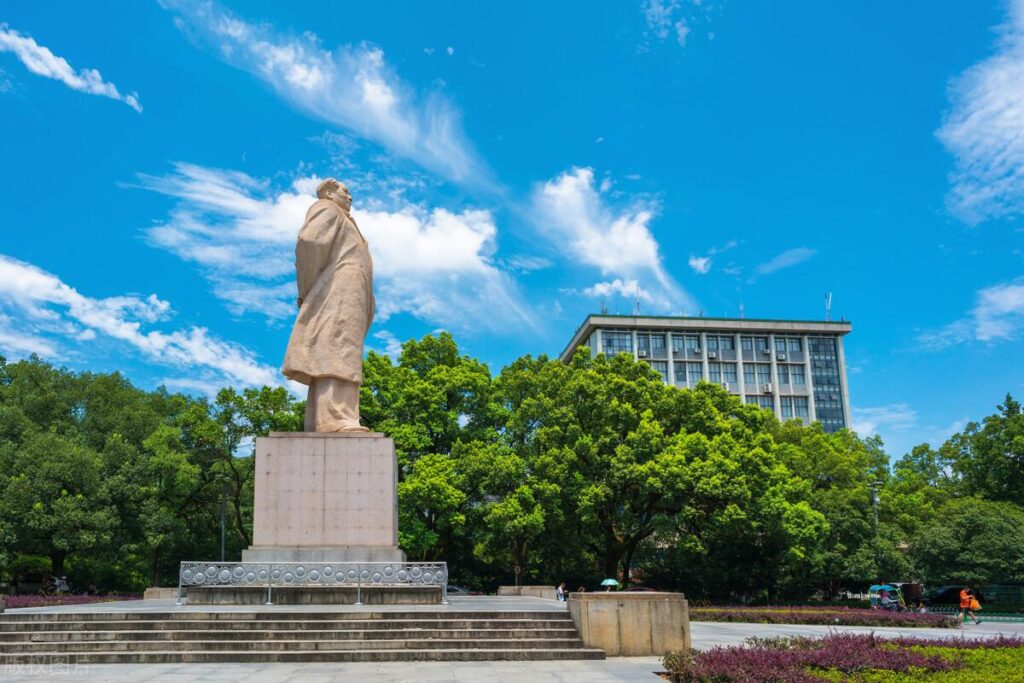 马英九率学生到湖南大学座谈