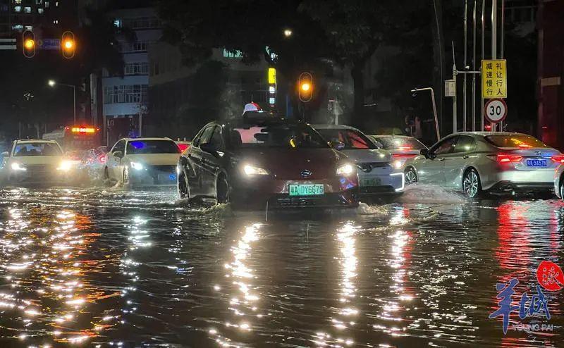 广东韶关暴雨：车辆涉水如行船