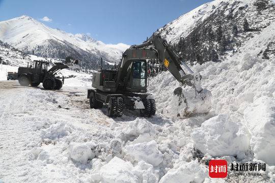 行车记录仪拍下川藏线雪崩画面