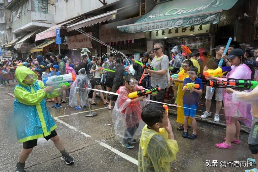 “泼水节被撕扯雨衣”女生：很崩溃