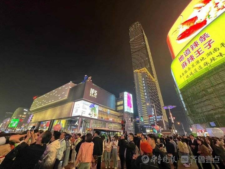 马英九打卡长沙夜市 与老乡热情互动