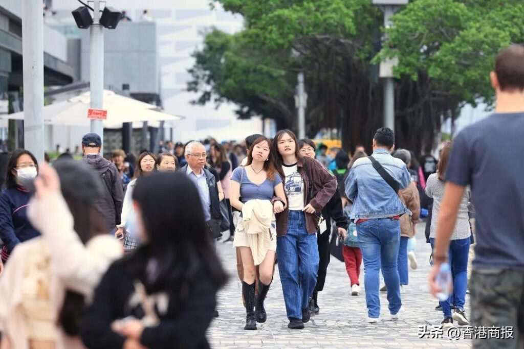 “泼水节被撕扯雨衣”女生：很崩溃