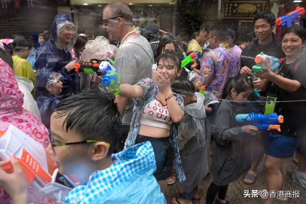 “泼水节被撕扯雨衣”女生：很崩溃