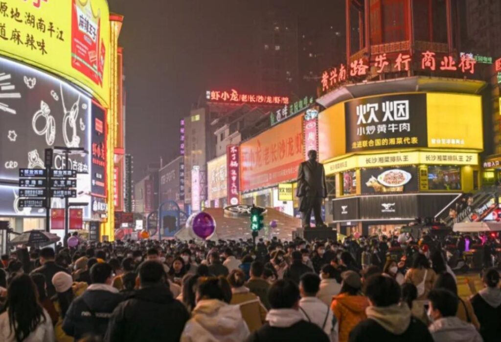 长沙排队实况:景点队伍排到隔壁景区