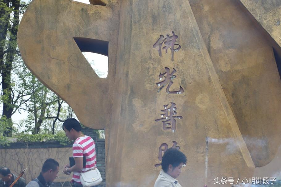 男子在上海静安寺捡祈福硬币