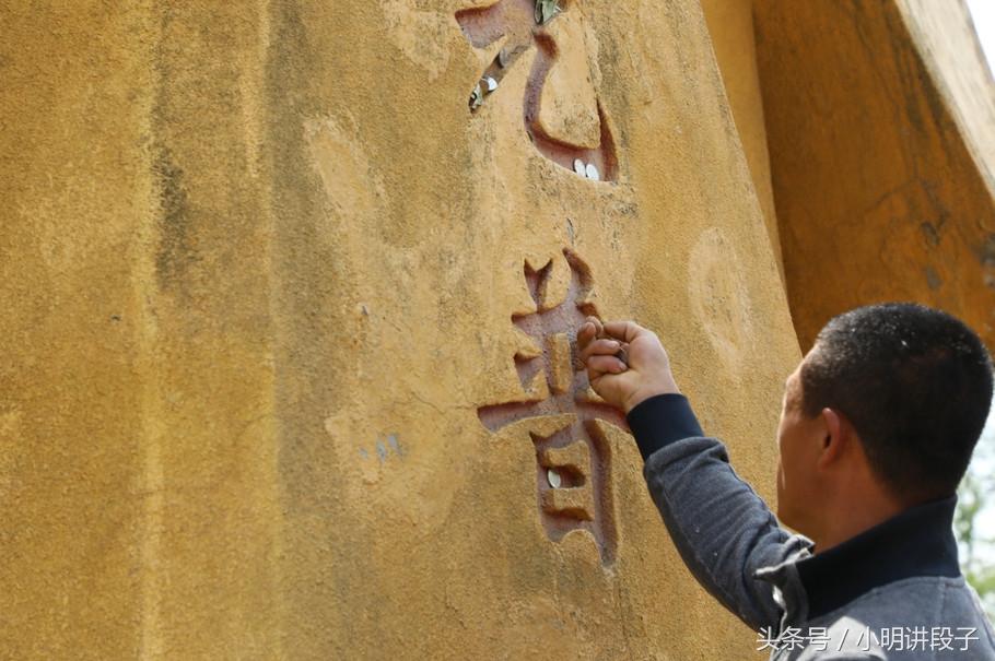 男子在上海静安寺捡祈福硬币