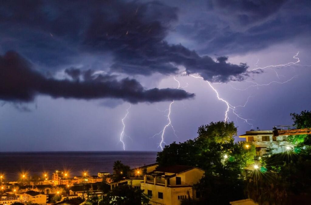 下雨天是先打雷还是先闪电_你知道吗