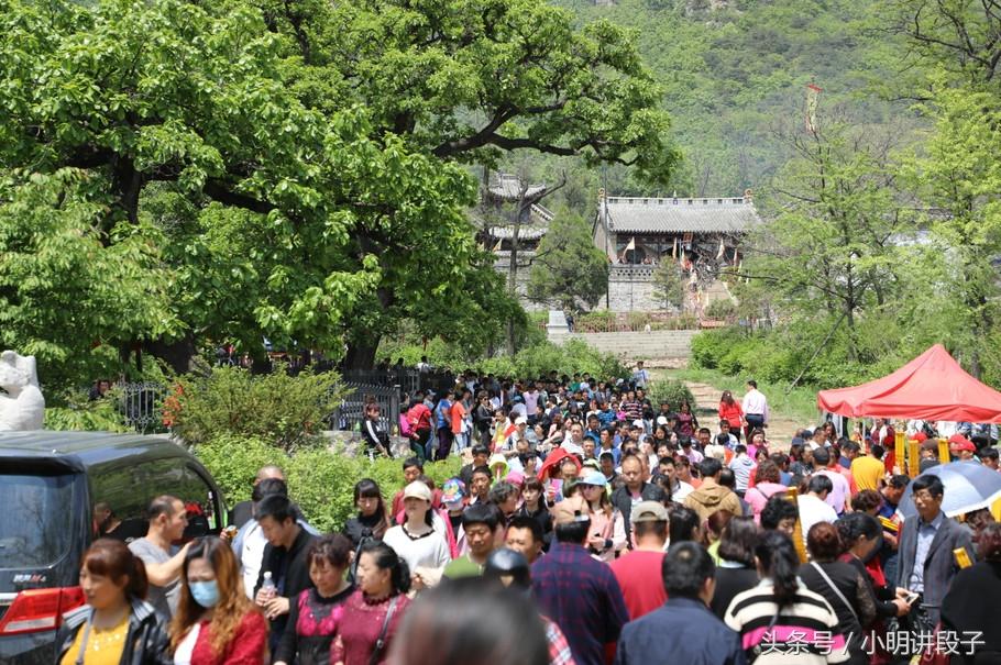 男子在上海静安寺捡祈福硬币