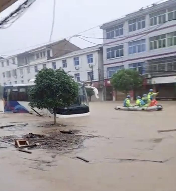 江西宜黄特大暴雨水深达肩膀处