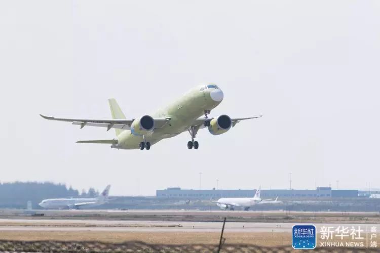 C919冲上云霄壮观一幕