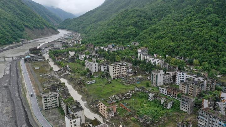 汶川地震“敬礼娃娃”今年要高考