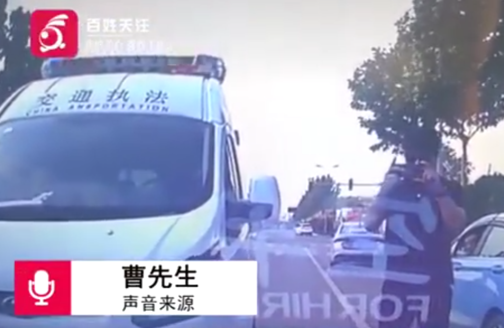 交通执法车逆行逼停出租车