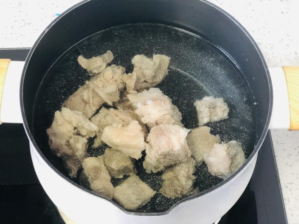 炖排骨时要先焯水吗_炖排骨汤最忌讳三种调料