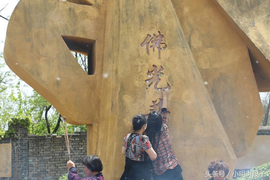 男子在上海静安寺捡祈福硬币