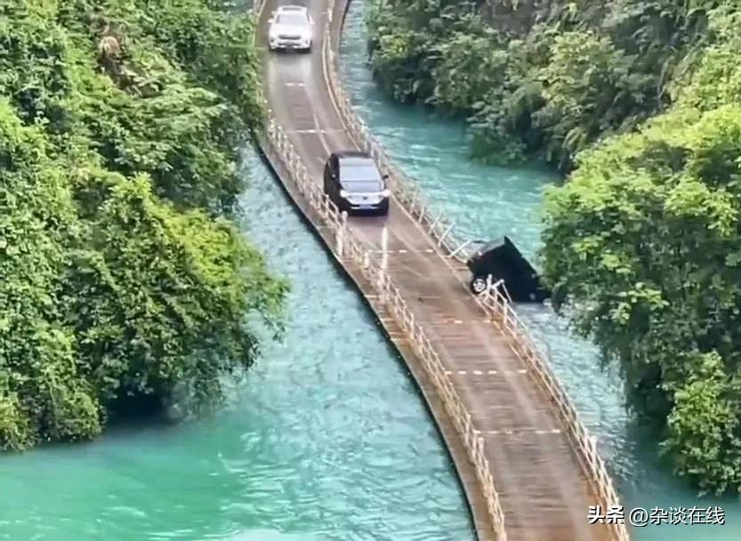 网红桥坠河车辆乘客：车速没有太快