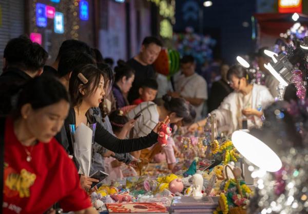 消费市场加速回暖 服务业快速复苏