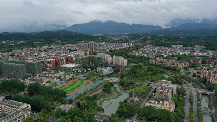 汶川地震“敬礼娃娃”今年要高考