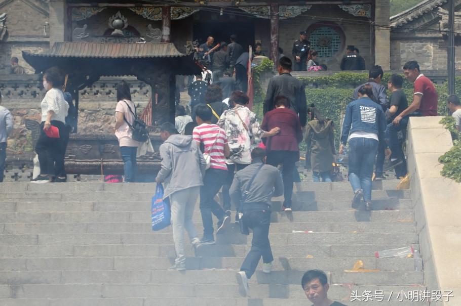 男子在上海静安寺捡祈福硬币