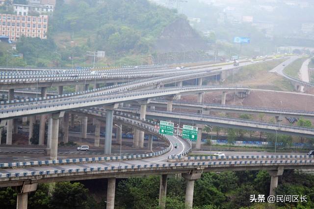 男子游重庆迷路走上工地脚手架