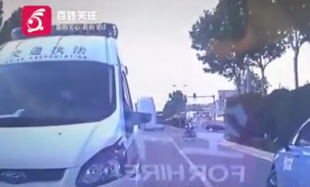 交通执法车逆行逼停出租车