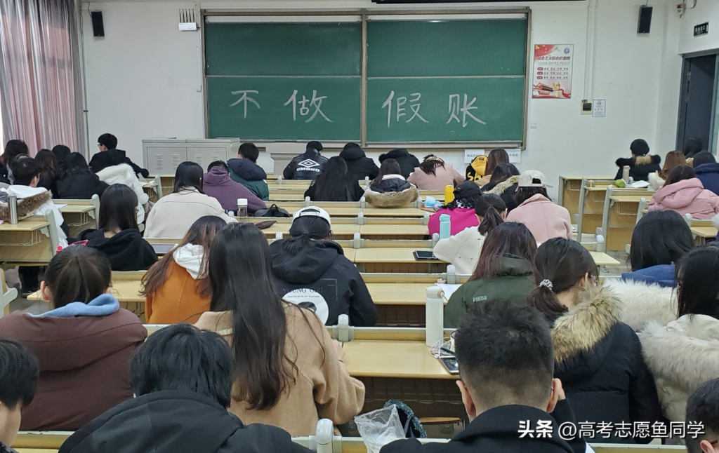 文科男生学什么专业好就业_文科生适合男生的专业