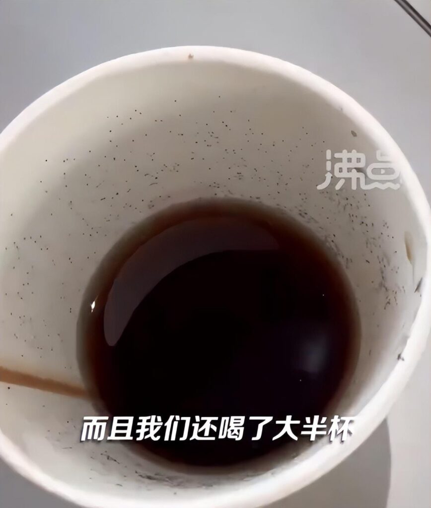 麦当劳外卖可乐杯壁内布满霉点