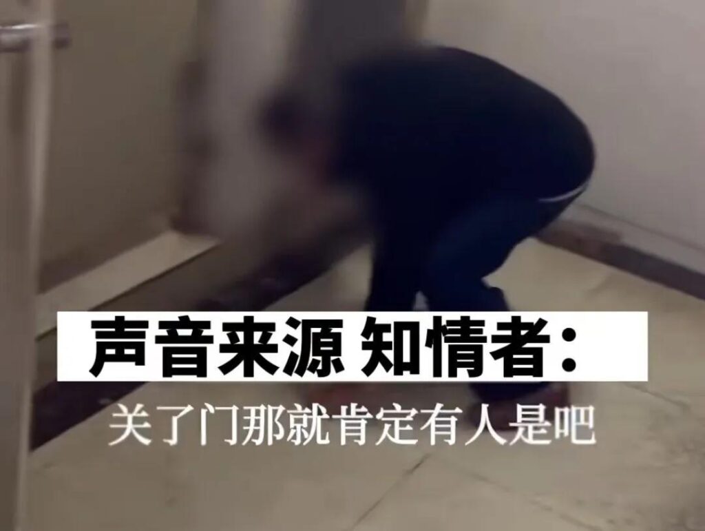 老人趴女厕被质问后逃跑