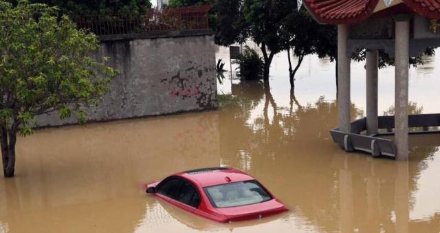 福建暴雨：男子开车被淹踹车门逃生