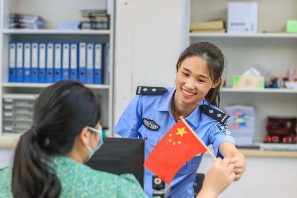 女子官宣结婚被民警提醒赶紧分手