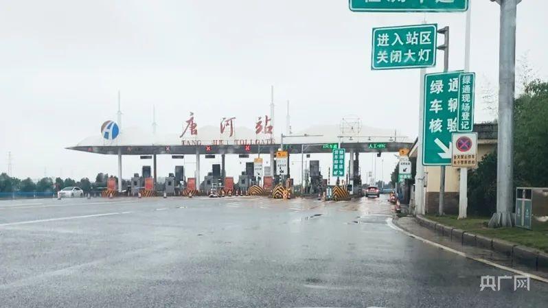 上百台收割机无法下高速 当地回应