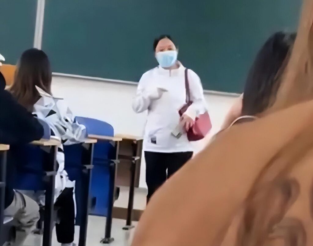 女子冲入教室控诉教授贪污骚扰