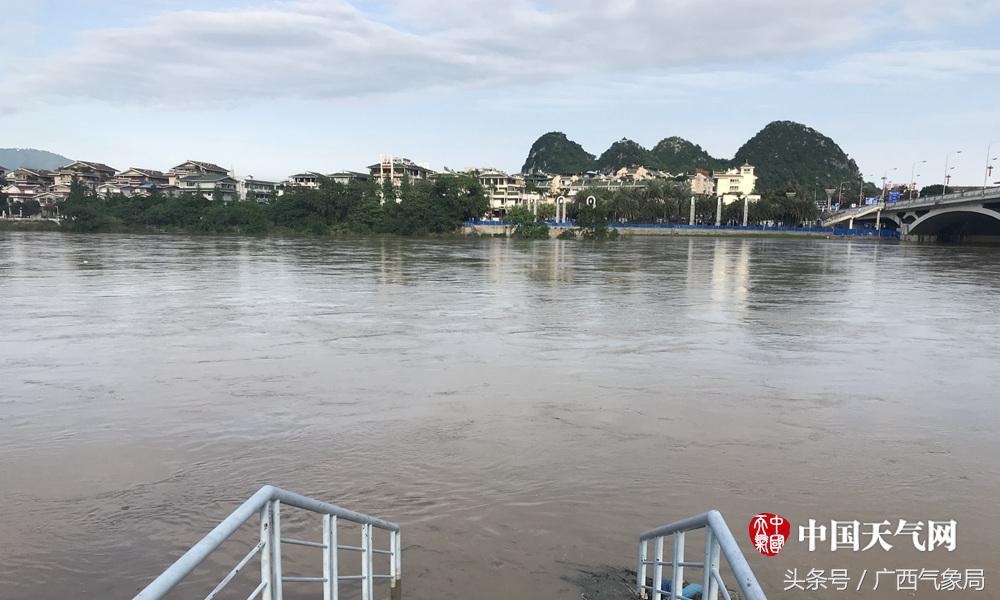 桂林强降雨出现内涝：车要浮起来了