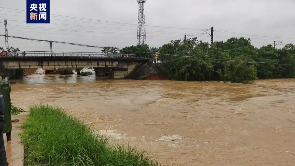 江西多地遭暴雨袭击