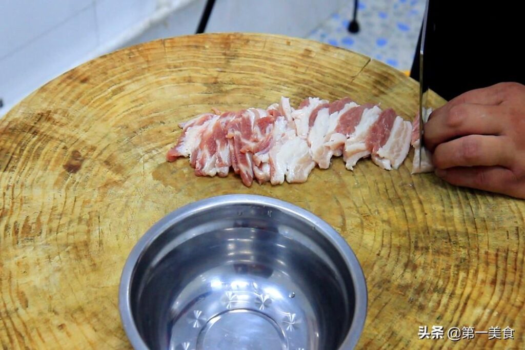 豆角焖面是怎样做出来的_豆角肉焖面的家常做法