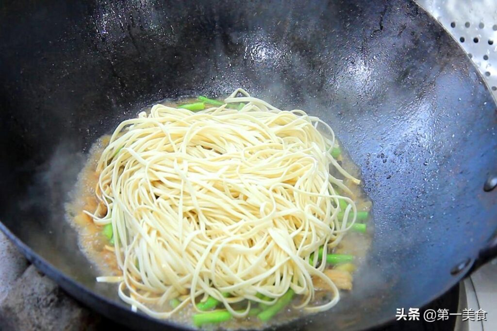 豆角焖面是怎样做出来的_豆角肉焖面的家常做法