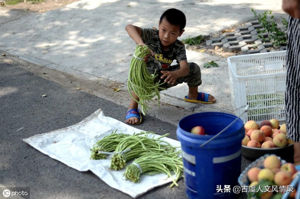 8岁男孩摆摊1小时赚584元_天价小商贩惊艳街头