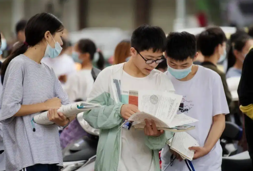 三本学费一年多少_一年学费两万多还读吗