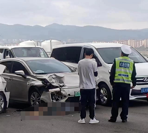 昆明机场_女子取行李时遭撞_不幸身亡